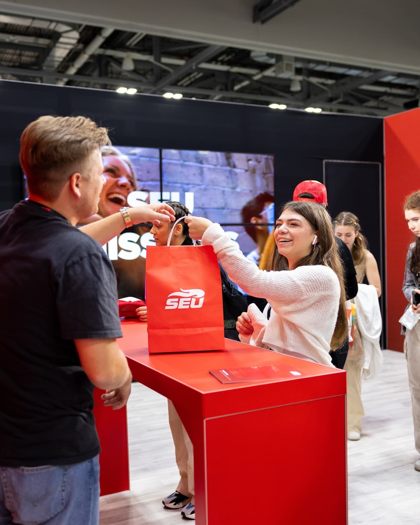 Student receiving SEU swag bag